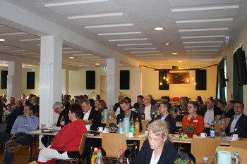 an Tischen sitzende Teilnehmer des Arbeitskreises auf rechten Saalseite