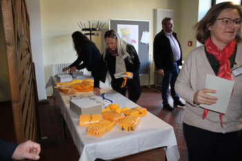 Teilnehmer Arbeitskreis am Stand mit Werbemitteln und Infomaterial